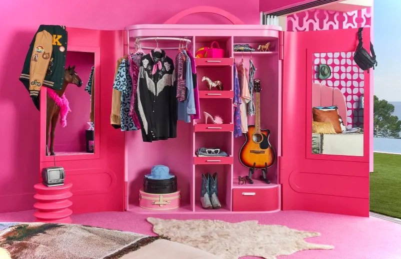 El armario de la casa de ensueño de Barbie en Malibú