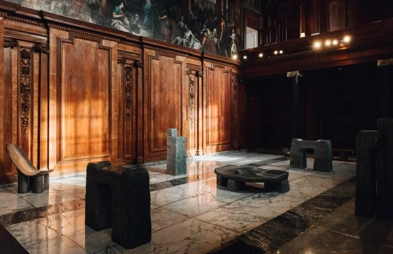 Muebles monolíticos de piedra de Faye Toogood en el espacio de la capilla