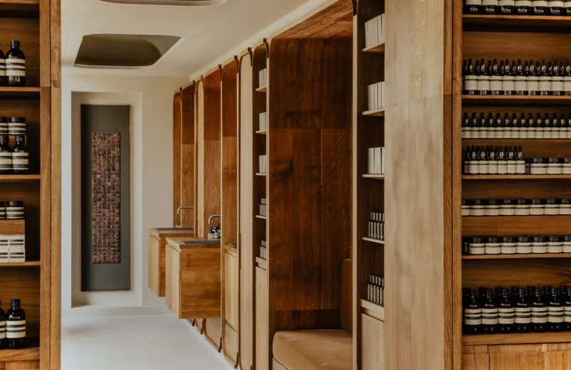 Gabinetes de madera redondeada de Sebastian Cox
