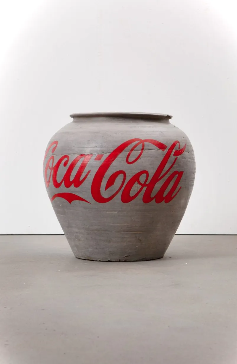 Urna pintada con el logo de Coca Cola por Ai Weiwei