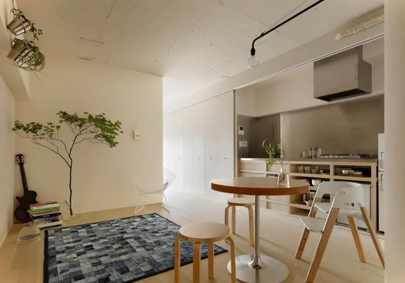 Minorpoet aplica el diseño tradicional japonés a un apartamento renovado en Tokio