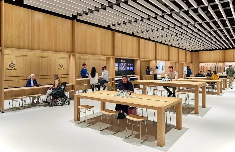 Mesas en la tienda Apple de Londres