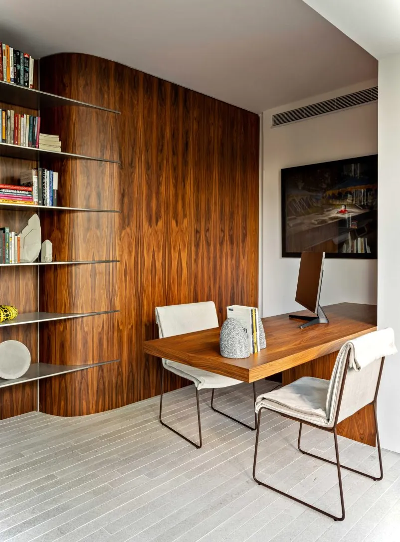 Oficina en casa con paneles de madera y escritorio a juego