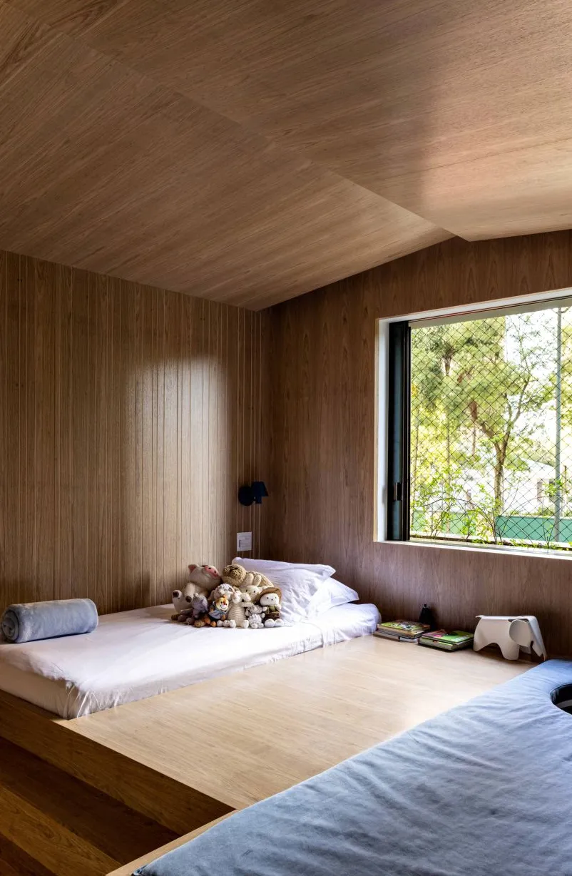 Dormitorio con forma de casa con paneles de madera.