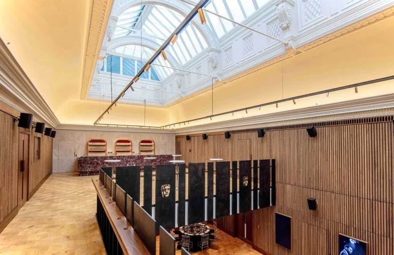Espacio de doble altura dentro de la renovada sede BAFTA por Benedetti Architects