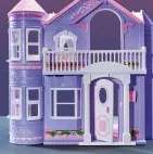 Casa de muñecas morada con aspecto de castillo del año 2000