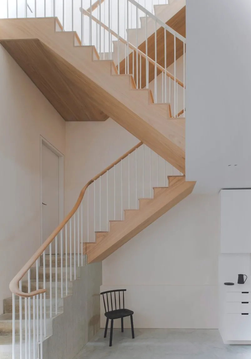 Escalera de madera y hormigón en una casa de Londres de Bindloss Dawes