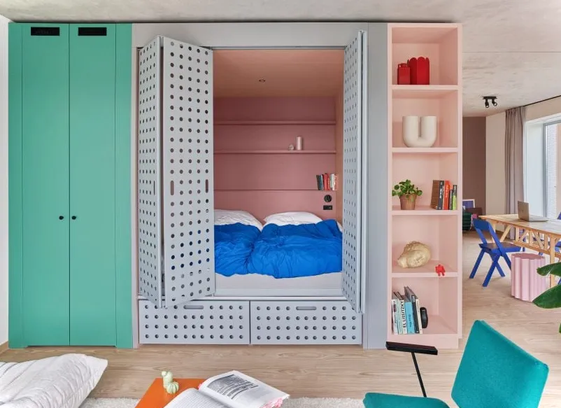 Los coloridos interiores de las habitaciones con armarios de Domūs Houthaven