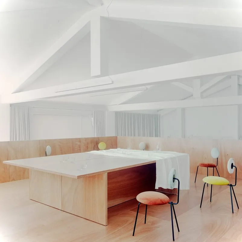 Sala de reuniones en entrepiso, cocina show Cesarin de Co.arch Studio