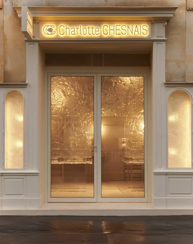 Interior de la tienda Charlotte Chesnais en París, diseñado por Anne Holtrop