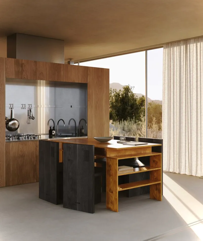 Interior de cocina con muebles de cocina de madera y ventanales con cortinas transparentes