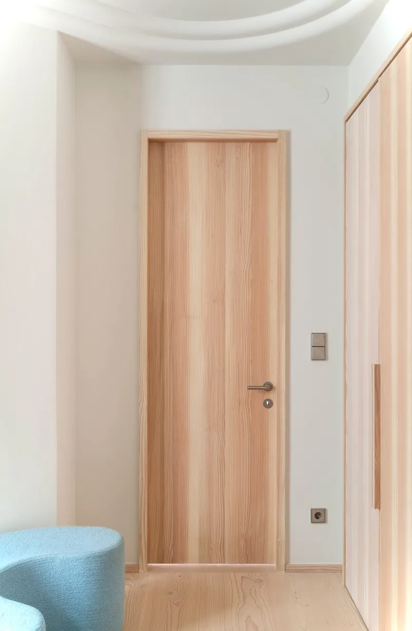 Pasillo del apartamento de Estocolmo de Note Design Studio con puerta de madera
