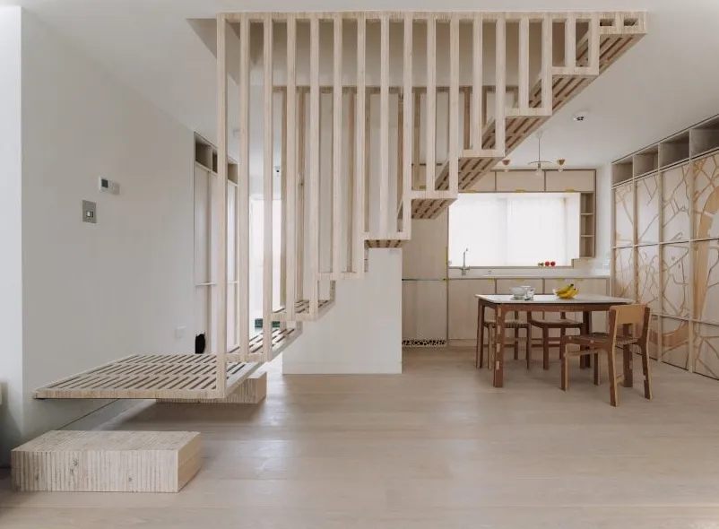 Escalera y cocina en Dragon Flat de Tsuruta Architects