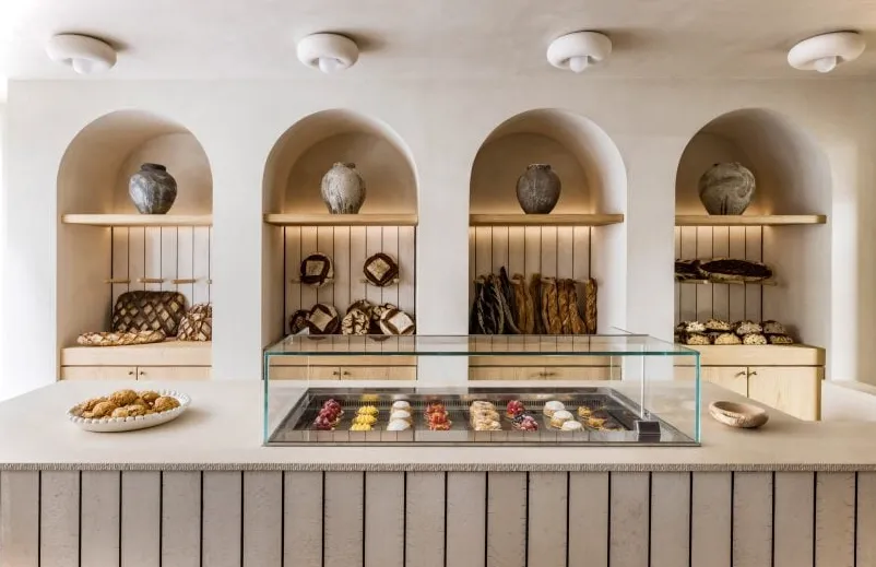Panadería Liberté en París con nichos arqueados que exhiben productos horneados
