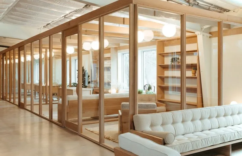 Oficinas modulares con estructuras de madera y paredes de cristal.