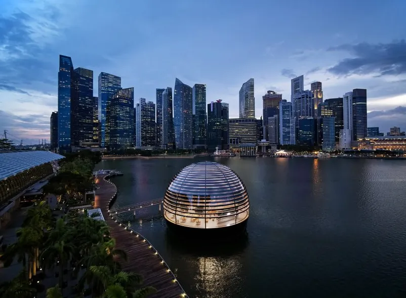 Apple Marina Bay Sands en Singapur de Foster + Partners flota en Marina Bay