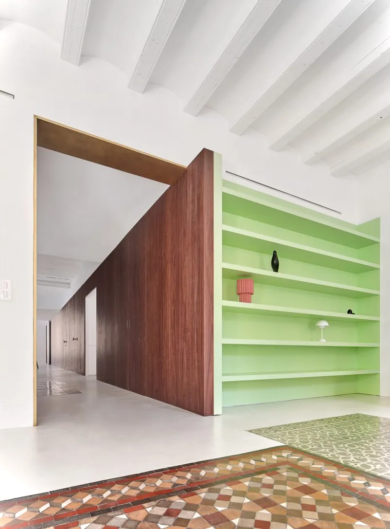 Interior del salón del apartamento de la calle Girona en Barcelona, ​​diseñado por Raúl Sanchez Architects