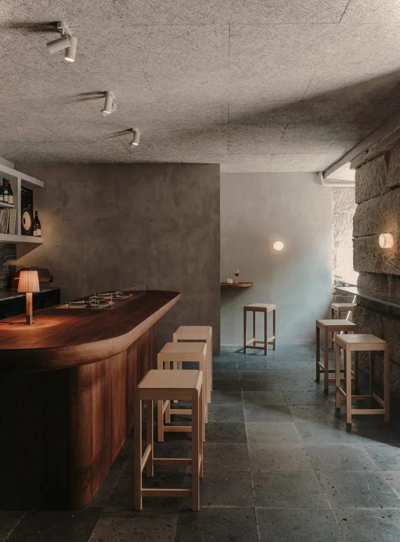 Interior del bar Gota en Madrid diseñado por Plantea Estudio