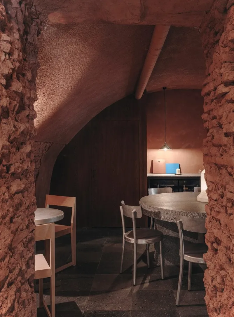 El bar Gota de Madrid incluye una sala roja tipo cueva