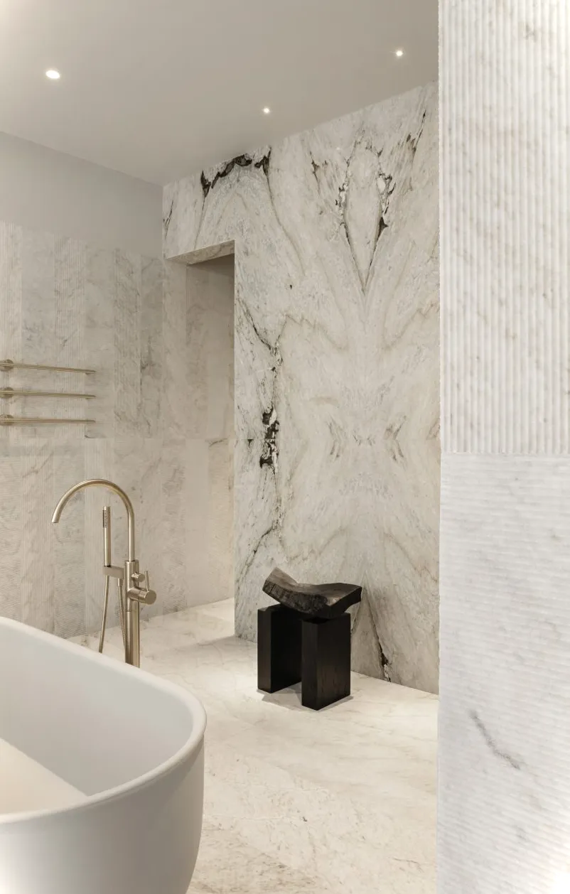 Baño de mármol en Habitat 100, Suecia, de Note Design Studio