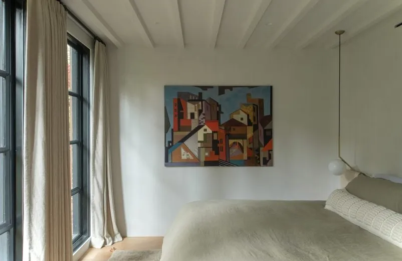 Dormitorio con paredes de yeso de cal en tonos neutros