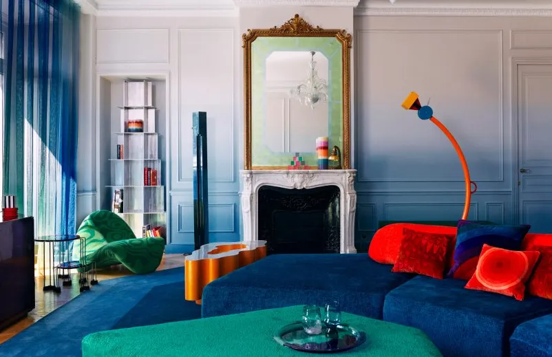 Salón colorido en un apartamento parisino