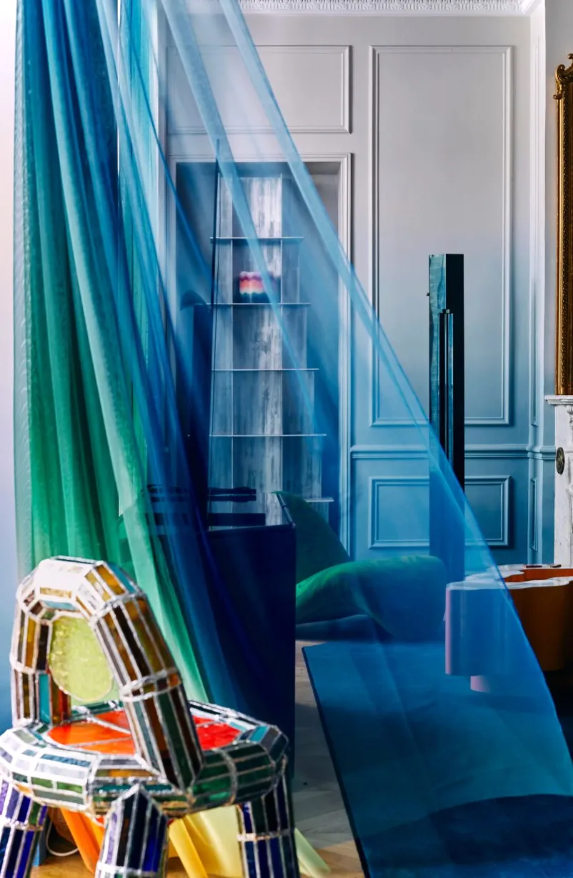 Silla de vidrieras en un apartamento parisino renovado por Uchronia