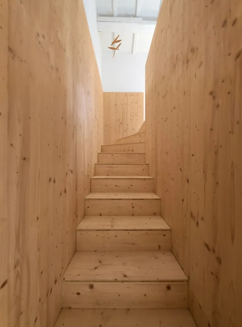 Escalera de madera en hotel de Menorca por Emma Mart铆 Arquitectura