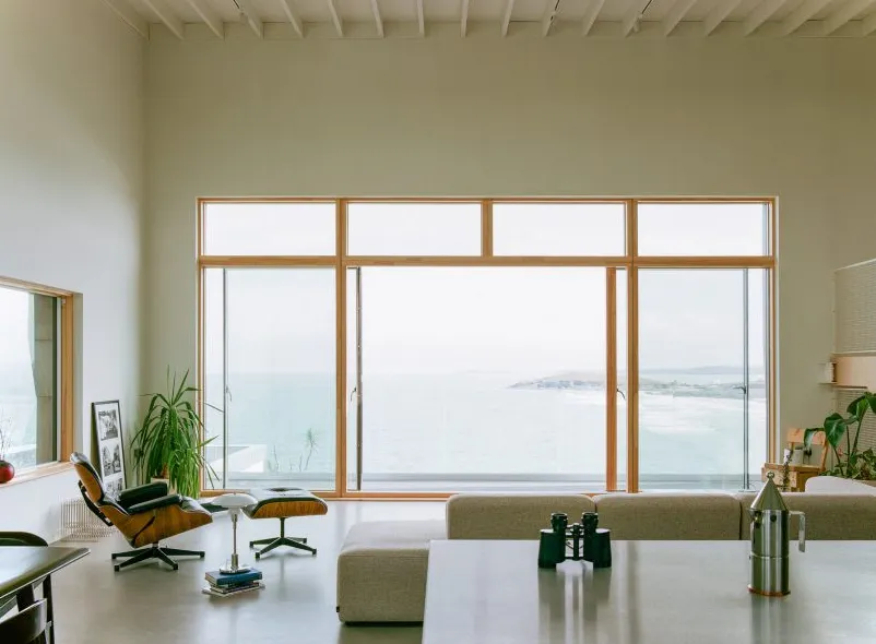 Sala de estar minimalista dentro de House by the Sea de Of Architecture