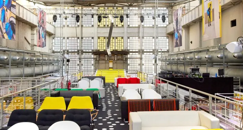 Sillas coloridas dentro de la instalación de IKEA en la semana del diseño de Milán