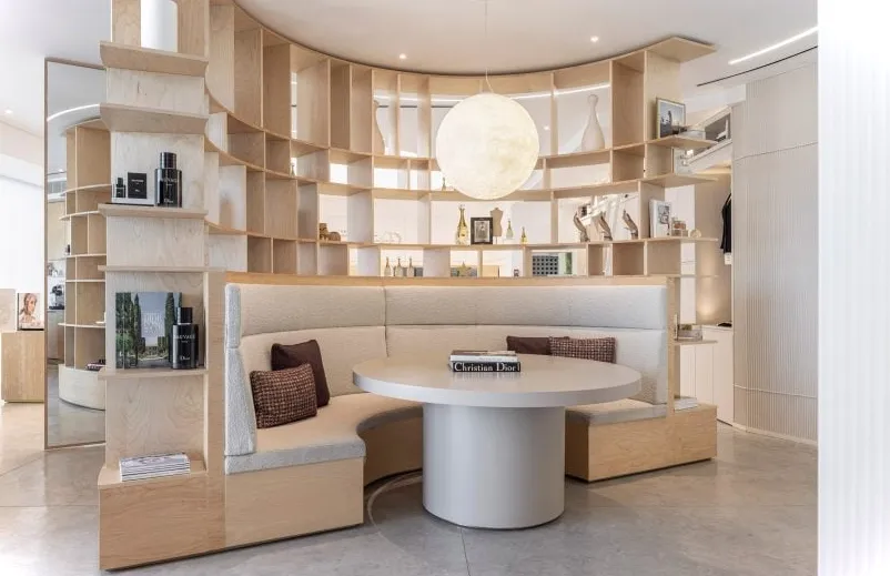 Una estantería dentro del showroom de Dior en Tel Aviv.