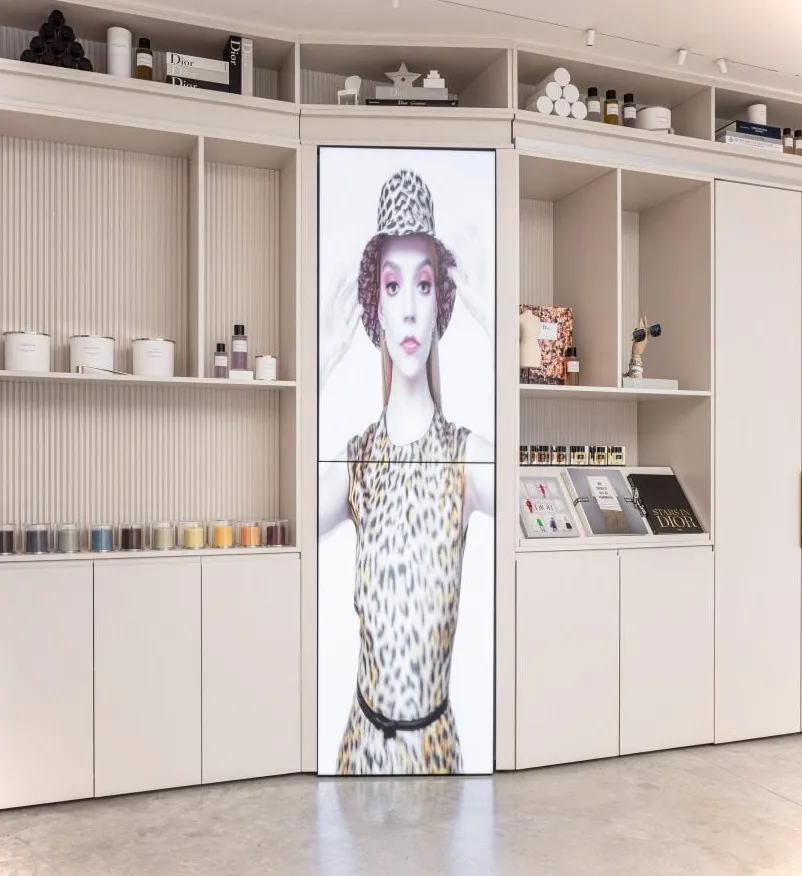 Una estantería dentro de Dior por KOT Architects