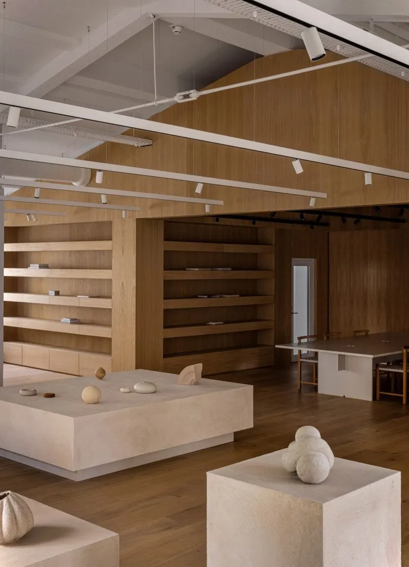 Norm Architects crea una sede minimalista para la marca infantil Liewood