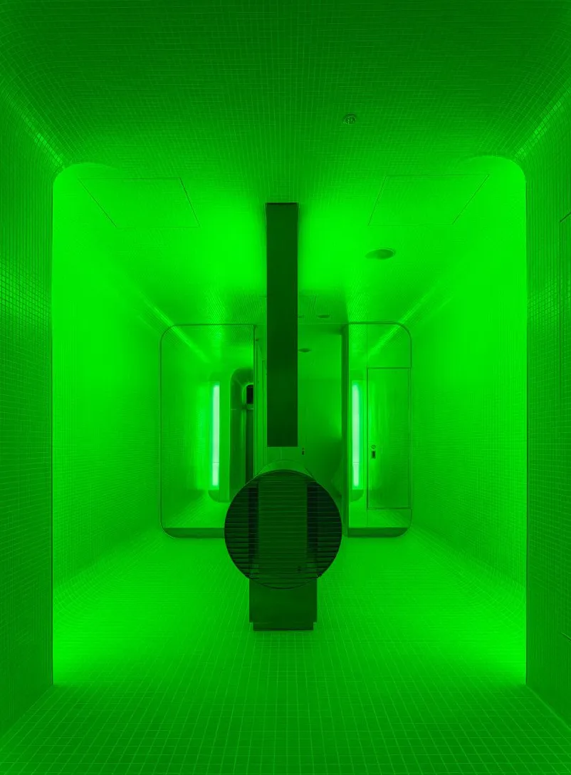 Interior de baño verde en Tokio por I IN