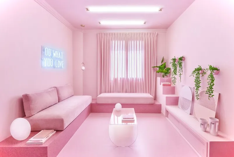 Salón de Minimal Fantasy, un apartamento rosa en Madrid