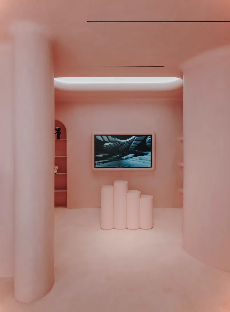 Interior rosa de la tienda Moco en Barcelona, ​​diseñado por Isern Serra y Six N. Five