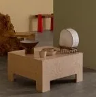 Una pequeña mesa de madera con esculturas de madera.