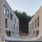 Los dos edificios Caf茅 Teri de Nameless Architecture con patio central