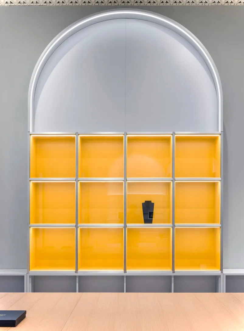 Gabinetes amarillos en las tiendas de la Galería Nacional de Retratos