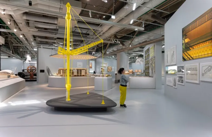 Maqueta de una estructura amarilla de Norman Foster en el Centro Pompidou