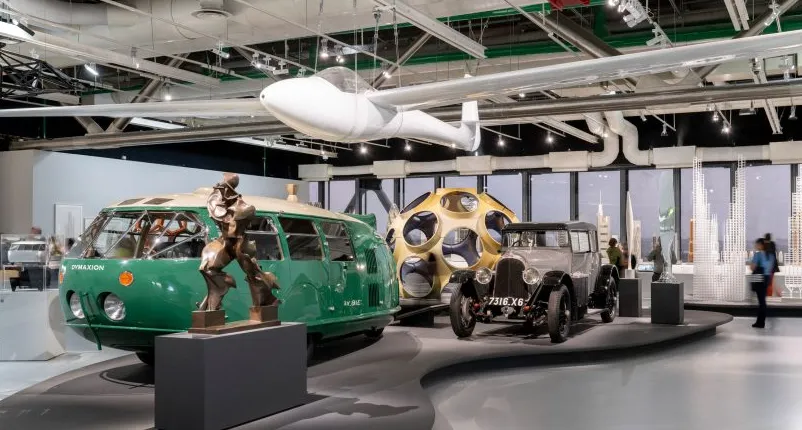 Maquetas de arquitectura y automóviles en la exposición de Norman Foster en el Centro Pompidou