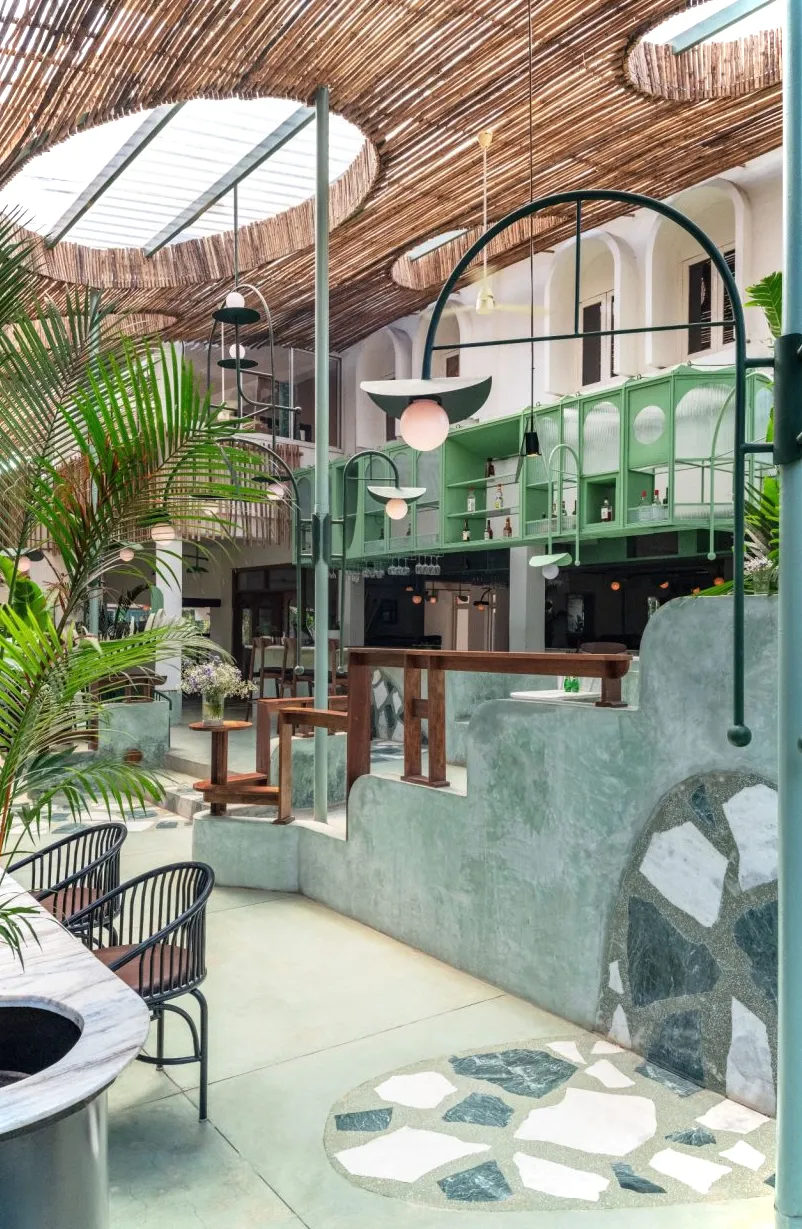 El estudio de diseño local Otherworlds se basó en el tradicional balcón de Goa al convertir una villa de los años 80 en Panaji, India, en un restaurante y bar para la cadena india Terttulia.