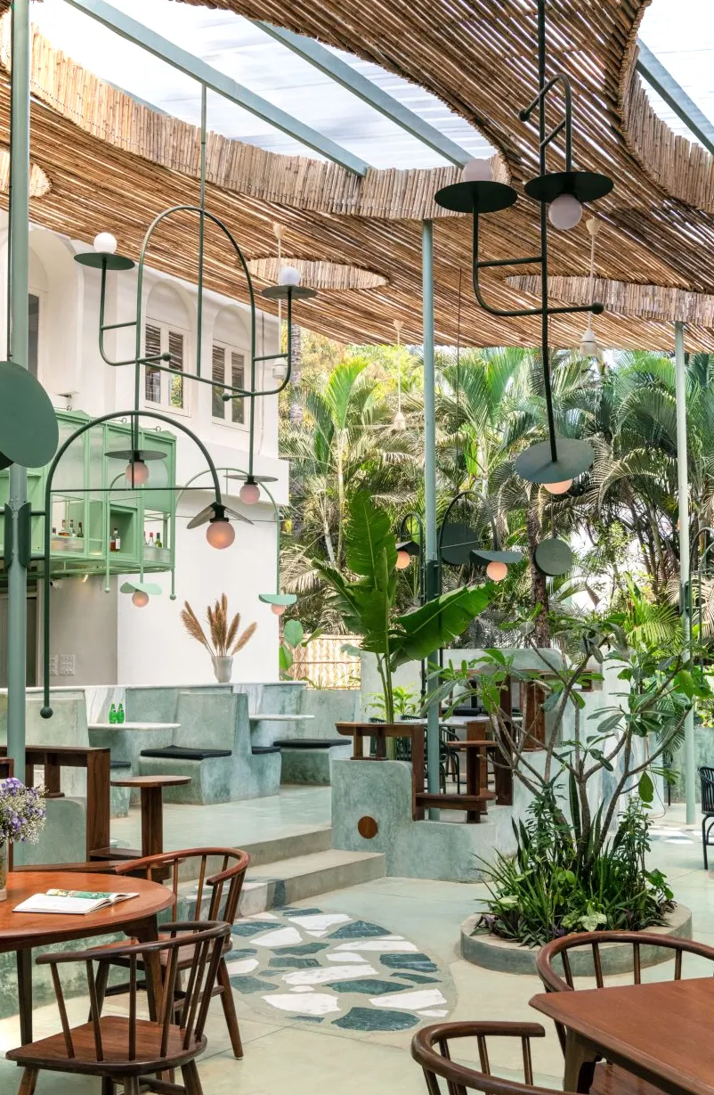 El estudio de diseño local Otherworlds se basó en el tradicional balcón de Goa al convertir una villa de los años 80 en Panaji, India, en un restaurante y bar para la cadena india Terttulia.