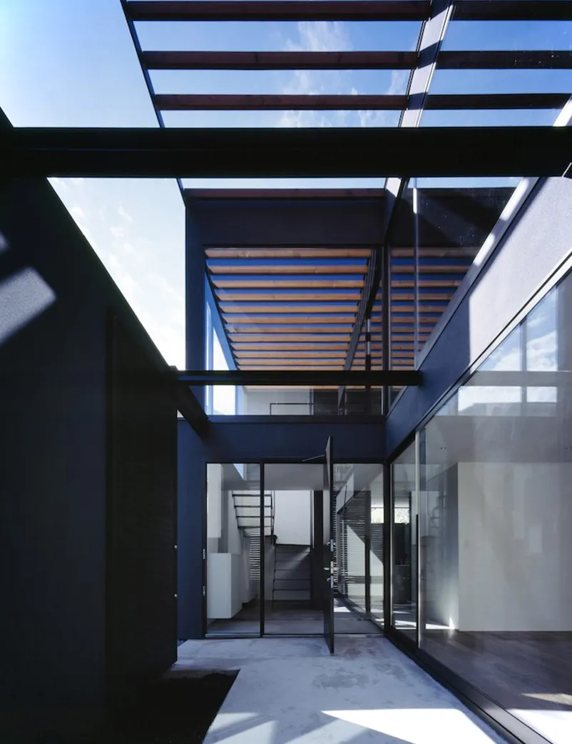 Casa con pérgola por Apollo Architects Associates