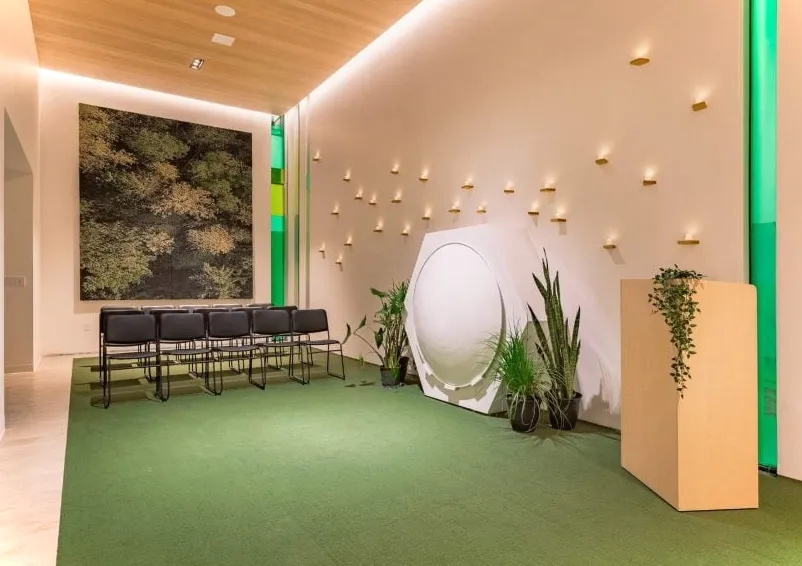 Sala de ceremonias de una instalación de compostaje humano en Seattle diseñada por Olson Kundig