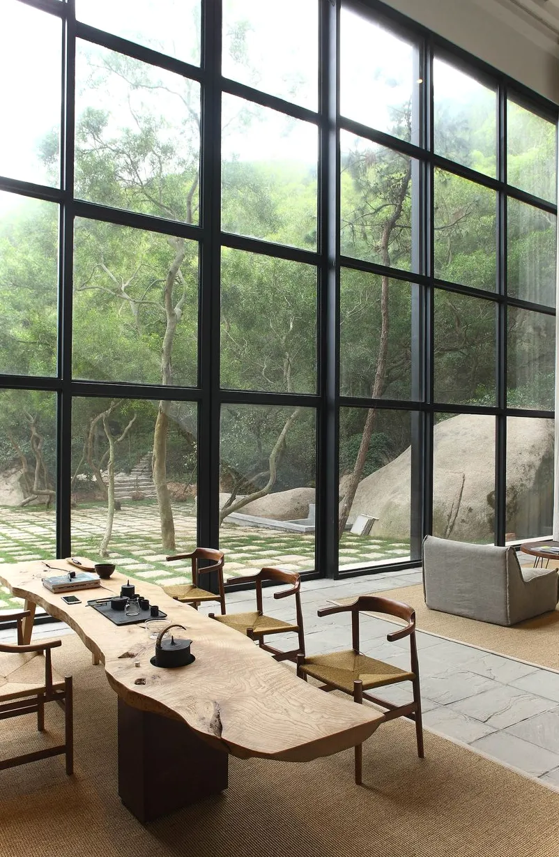 Ventanas de estilo Crittal dentro de Returning Hut en China