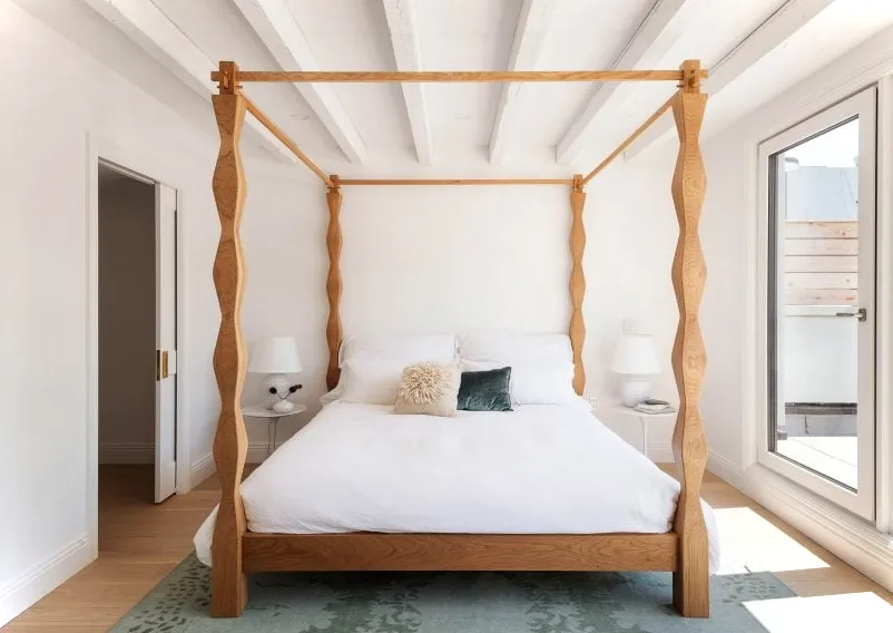 La cama hecha a mano del dormitorio principal de la casa adosada de Sackett Street