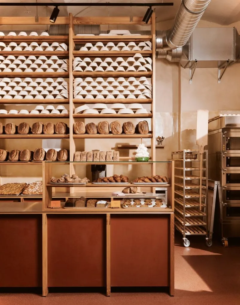 Mostrador y estantería de pan de la panadería Sofi en Berlín por Mathias Mentze, Alexander Vedel Ottenstein y Dreimeta