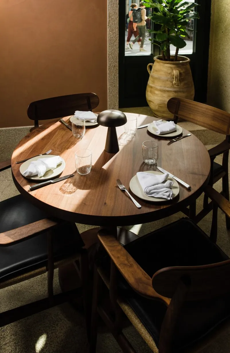 Mesa redonda de madera en el restaurante Porto