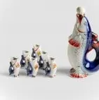 Esculturas de peces de porcelana en la exposición Tómalo o déjalo